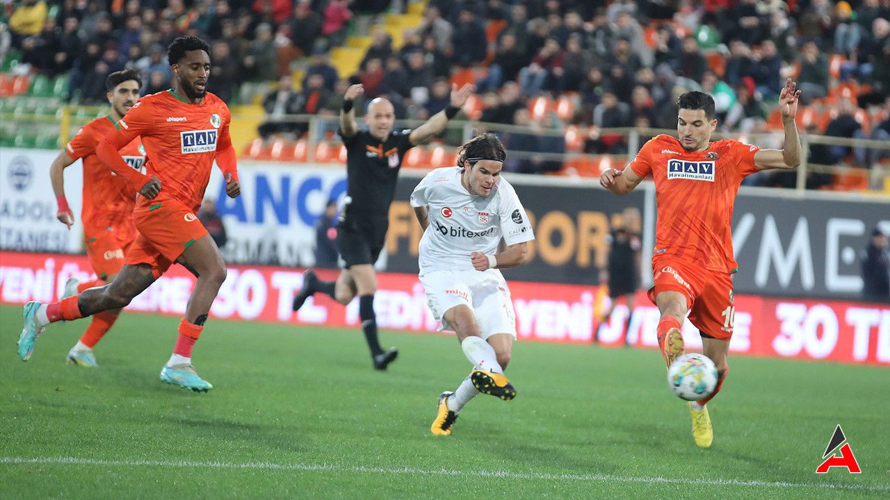 alanyaspor-ile-sivasspor-13-kez-rakip-olacak.jpg