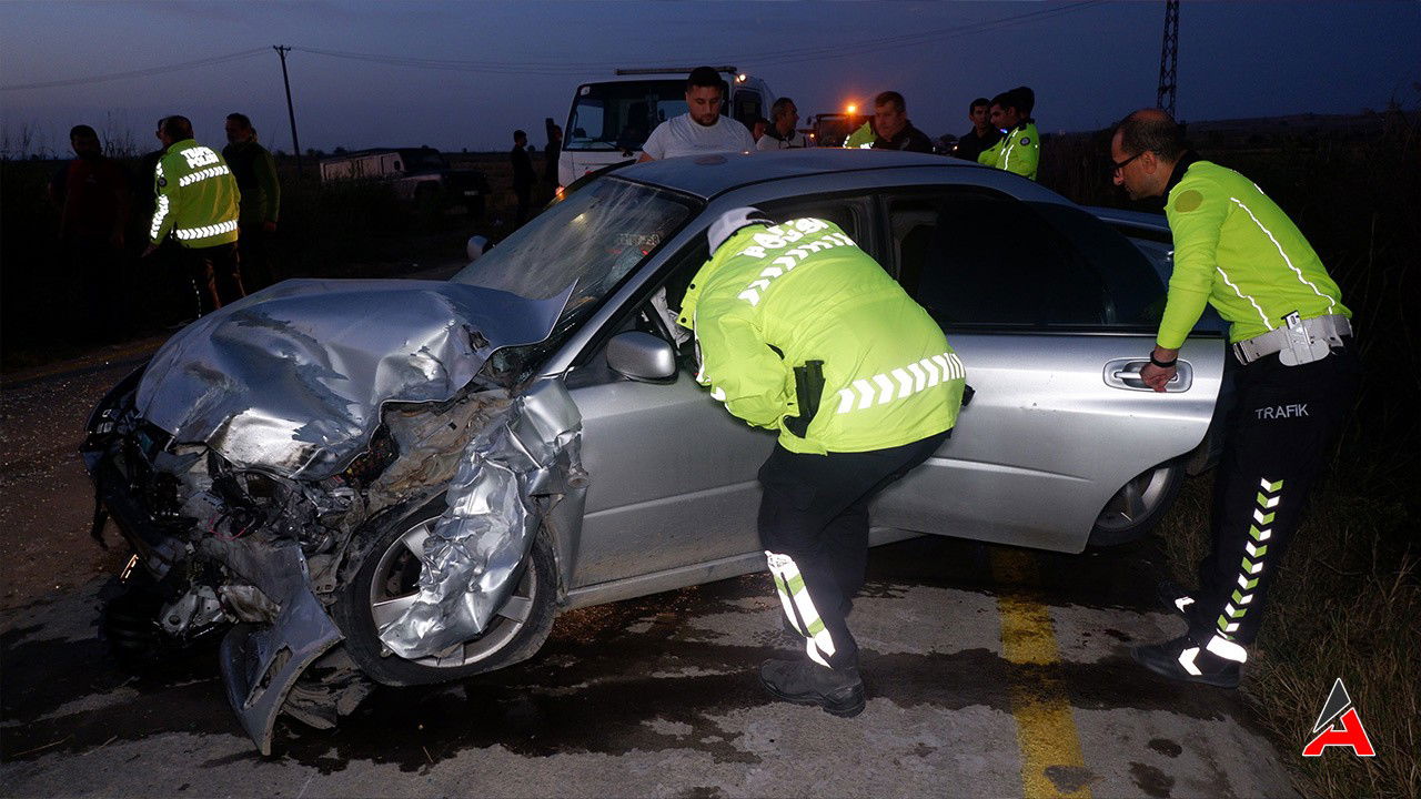 polis-aracinin-traktorle-carpismasi-sonucu-iki-polis-memuru-yaralandi.jpg