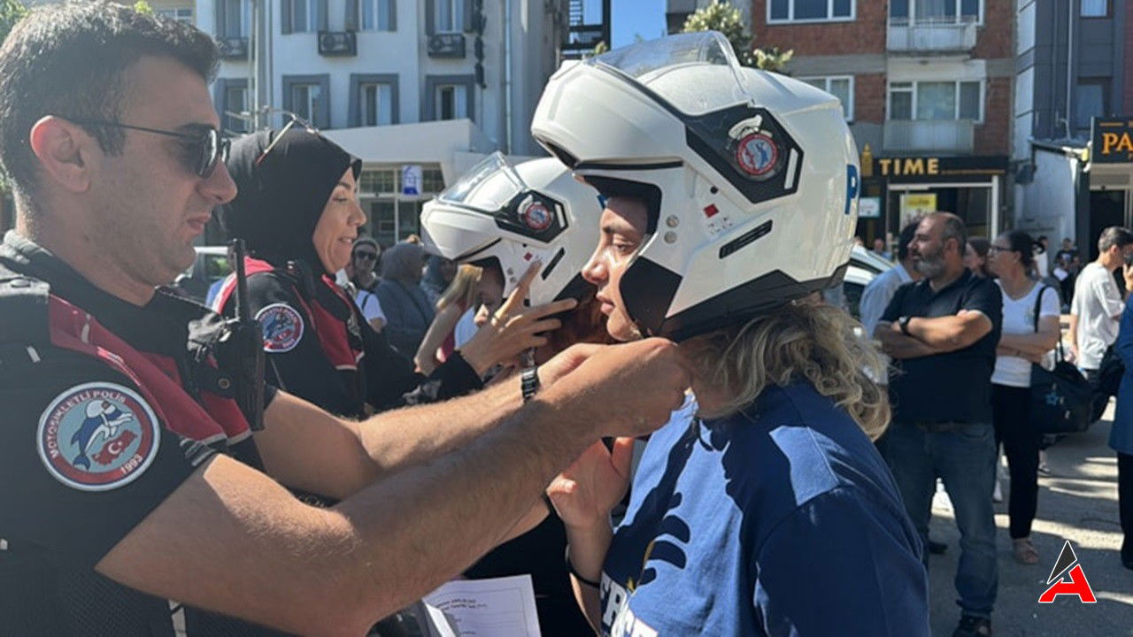 yks-sinav-gunu-kahramanlari-polis-ve-zabita-ekipleri-ogrencilere-yetisti.jpg