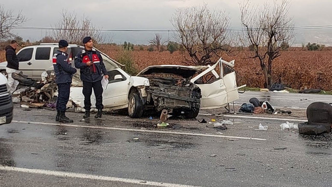 Denizli'de İki Otomobil Çarpıştı 1 Ölü, 5 Yaralı