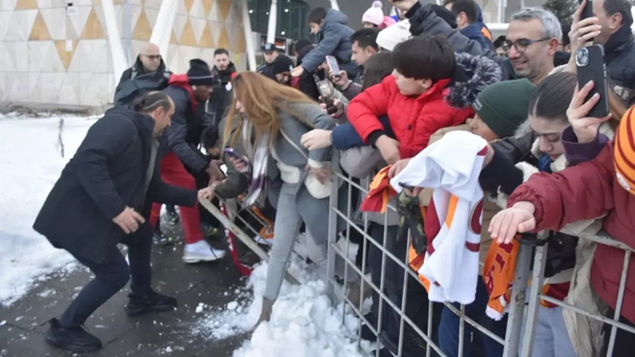 Galatasaray Taraftarlarının Coşkusu Kontrolden Çıktı Osimhen’i Polis Son Anda Kurtardı!