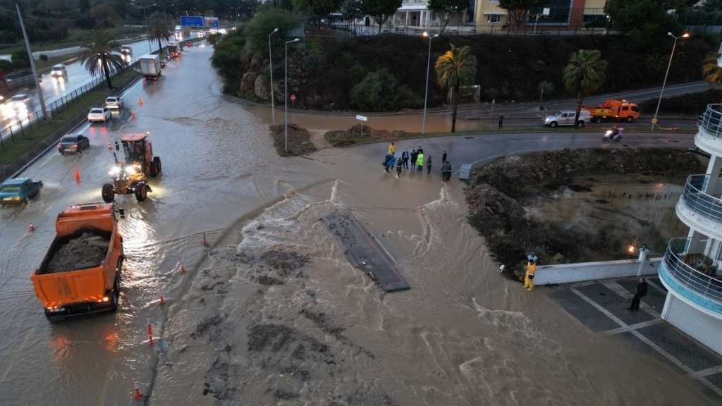 Manavgat’ta Şiddetli Yağmur Hayatı Olumsuz Etkiledi