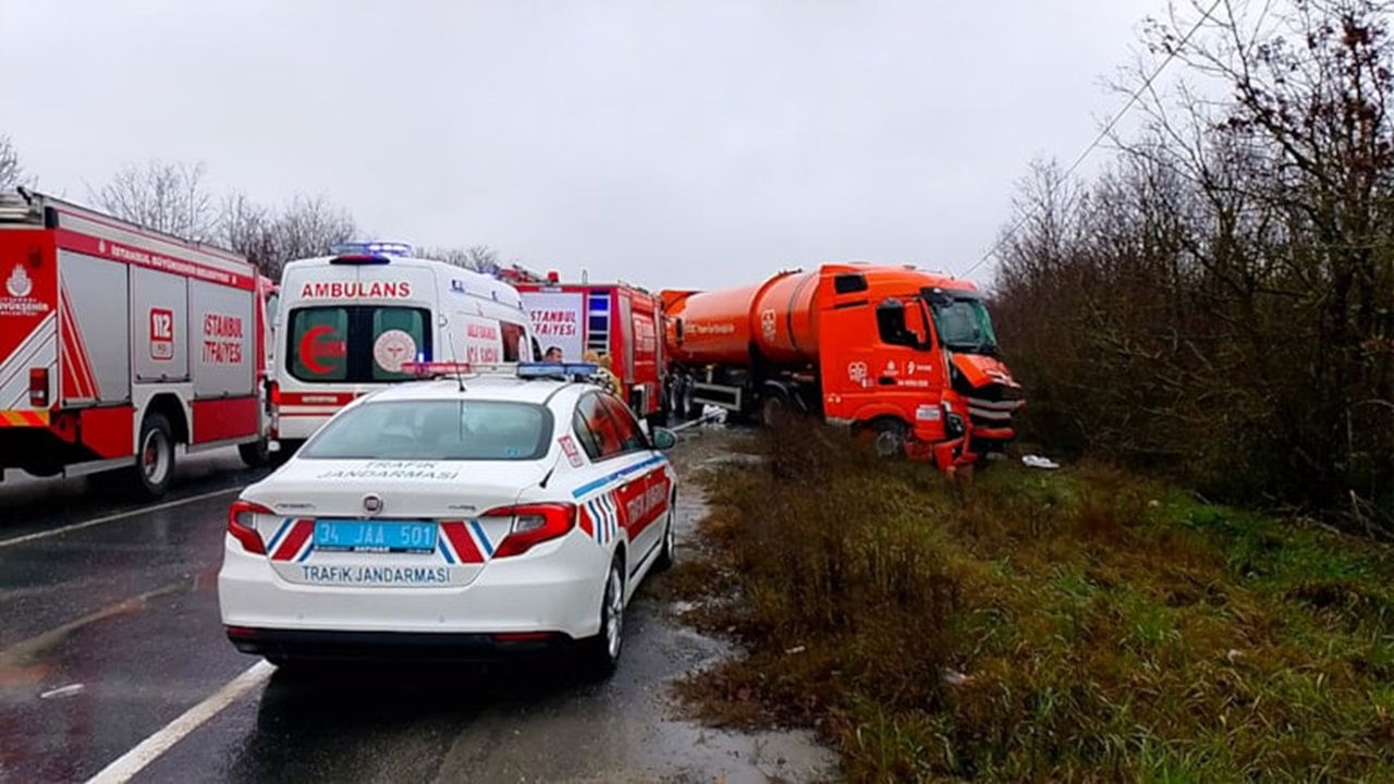 Silivri’de İki Kamyon Kafa Kafaya Çarpıştı Yol Trafiğe Kapatıldı