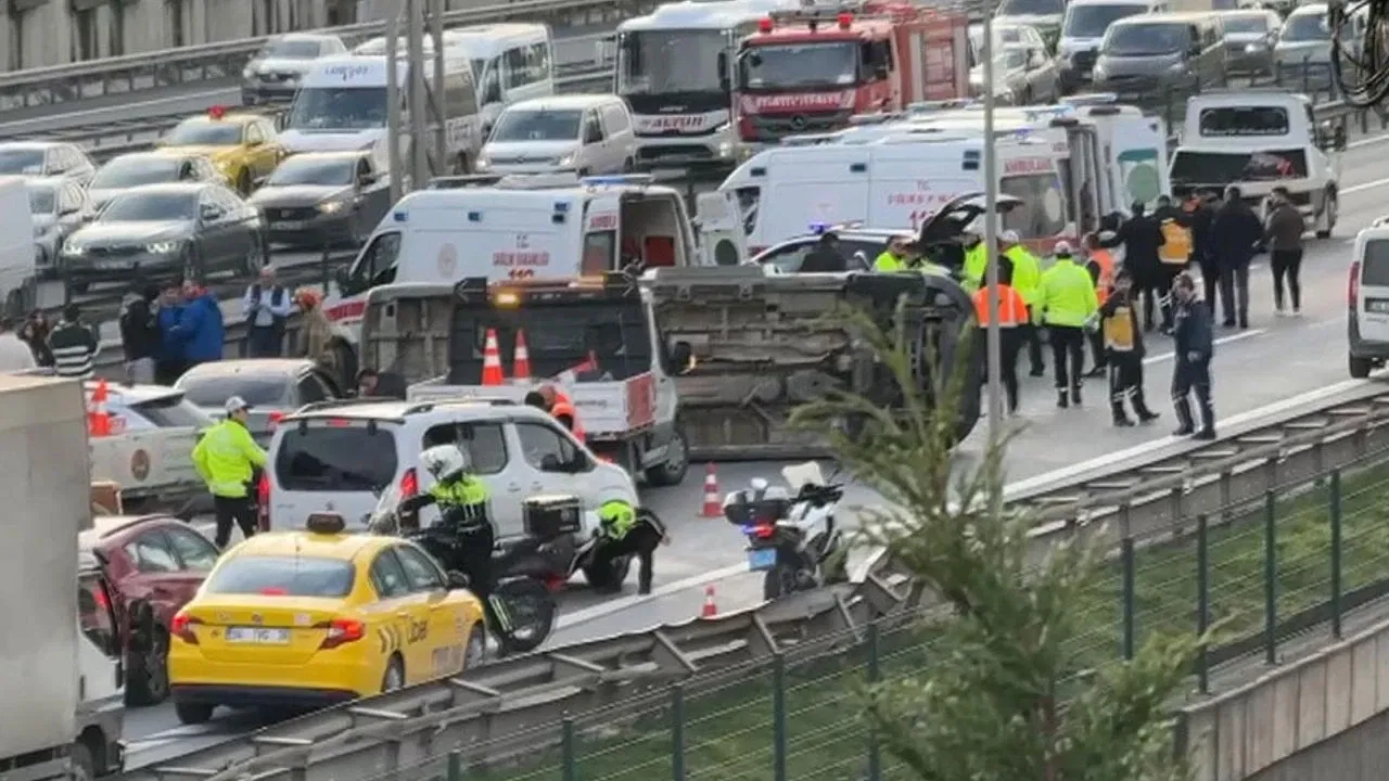 TEM Otoyolu'nda Öğrenci Servisi Devrildi Yaralılar Var