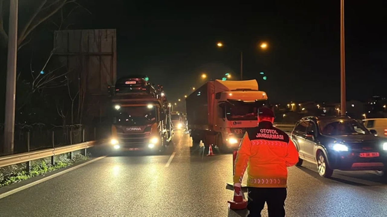 TEM Otoyolu'nda Zincirleme Kaza! Trafik Kilitlendi, 2 Yaralı