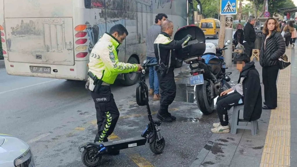 Antalya Manavgat’ta Motosikletin Çocuk Scooterına Çarpması Sonucu 5 Yaşındaki Çocuk Yaralandı