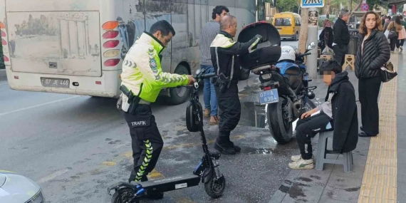 Antalya Manavgat’ta Motosikletin Çocuk Scooterına Çarpması Sonucu 5 Yaşındaki Çocuk Yaralandı