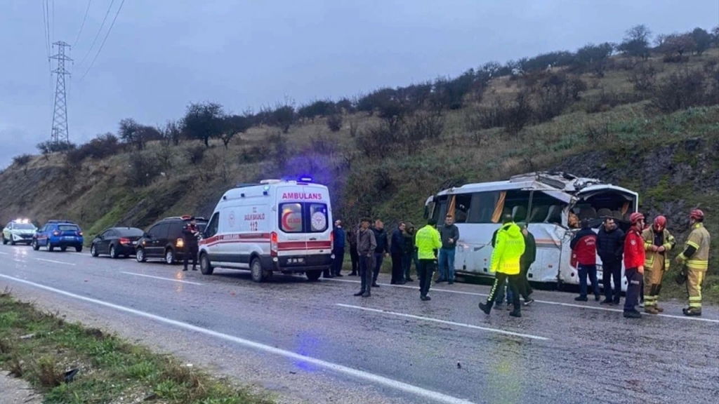 Balıkesir'de İşçi Servisi Kaza Yaptı: 25 Yaralı