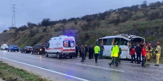 Balıkesir'de İşçi Servisi Kaza Yaptı: 25 Yaralı